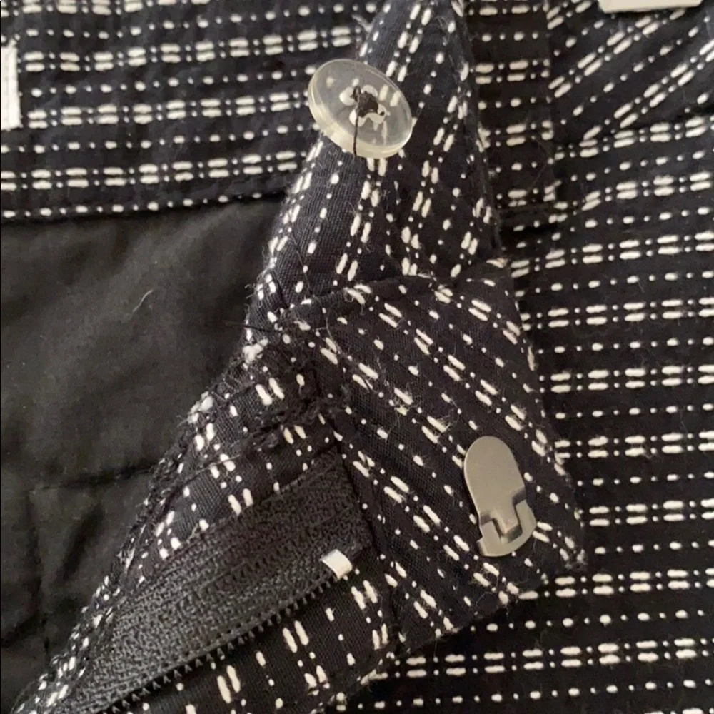 LIZ CLAIBORNE Women's Size 10 Petite Black & White Stitched Patterned Sh…